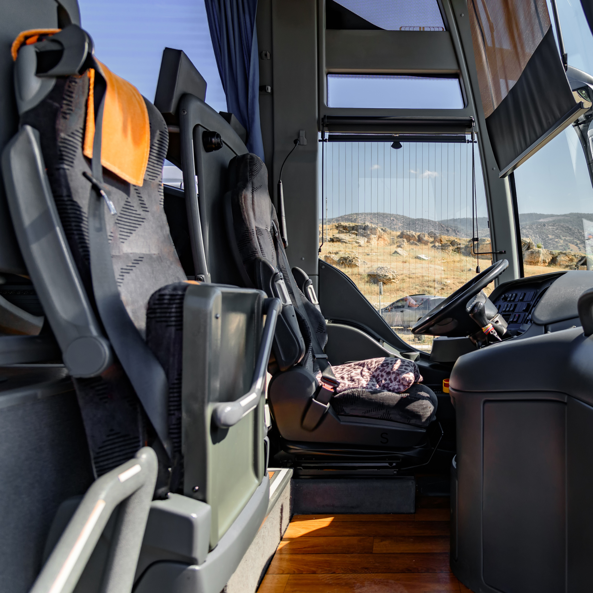 Sicherer Bus-Transfer zur Evakuierungsstelle der deutschen Regierung